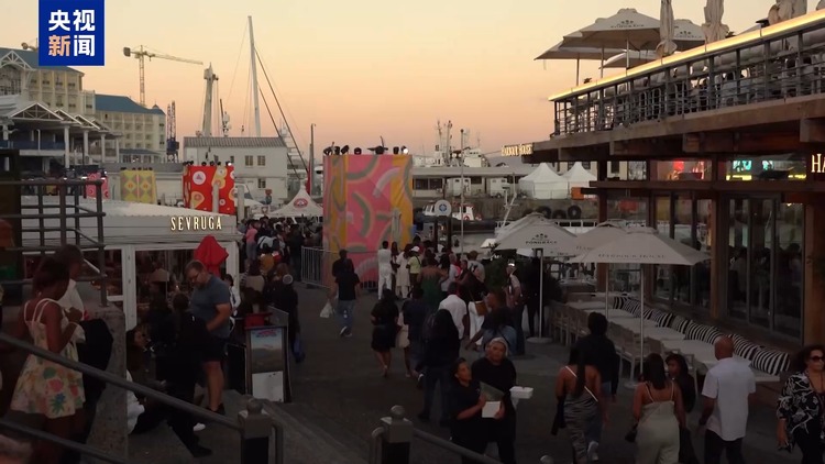 南非开普敦举办跨年活动 现场成为欢乐海洋