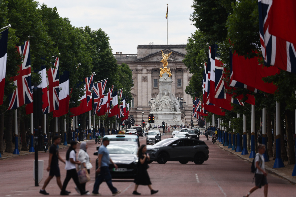 马克龙前脚刚走 特朗普后脚要来 英法还能“手牵手 肩并肩”吗？