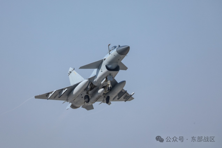 东部战区空军某部开展实战化训练 锤炼官兵胜战本领