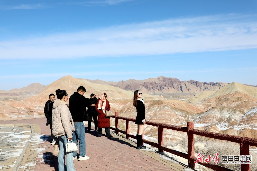 春节假期张掖七彩丹霞景区人气旺