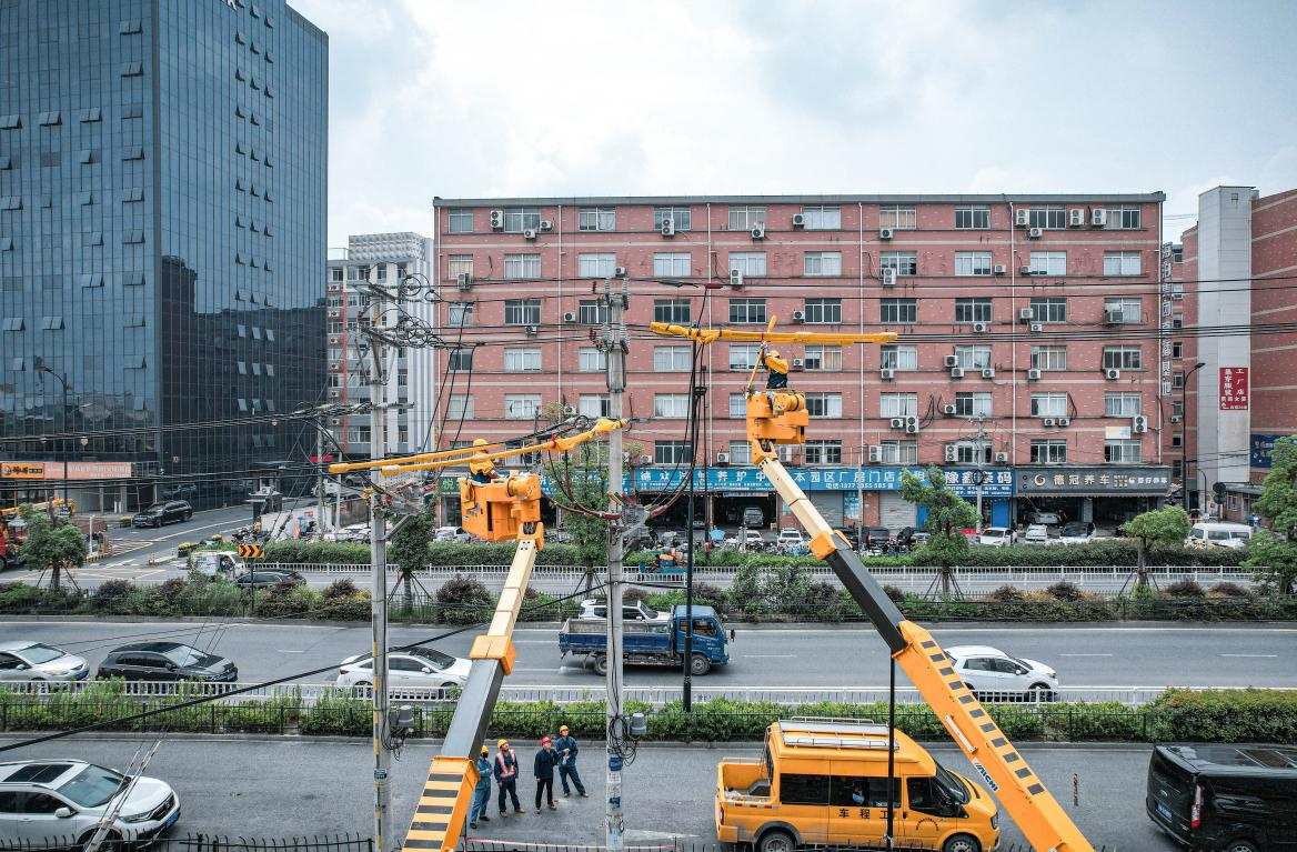 State Grid Hangzhou Power Supply Company Uses “Dual-Vehicle Coordinated” Live Operations to Support Grid Upgrades_fororder_图片2