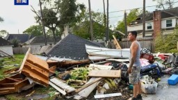 美国得州休斯敦附近百余户房屋遭龙卷风损毁