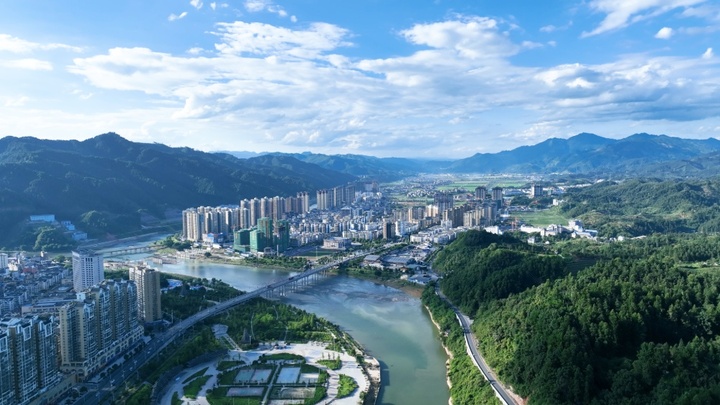 青春华章 “超”燃中国|大山里的“足球狂欢节”!一位加勒比小哥的“村超”奇遇记