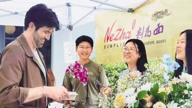 首家嵊州小笼包海外品牌门店开业 “哪吒包子”亮相洛杉矶