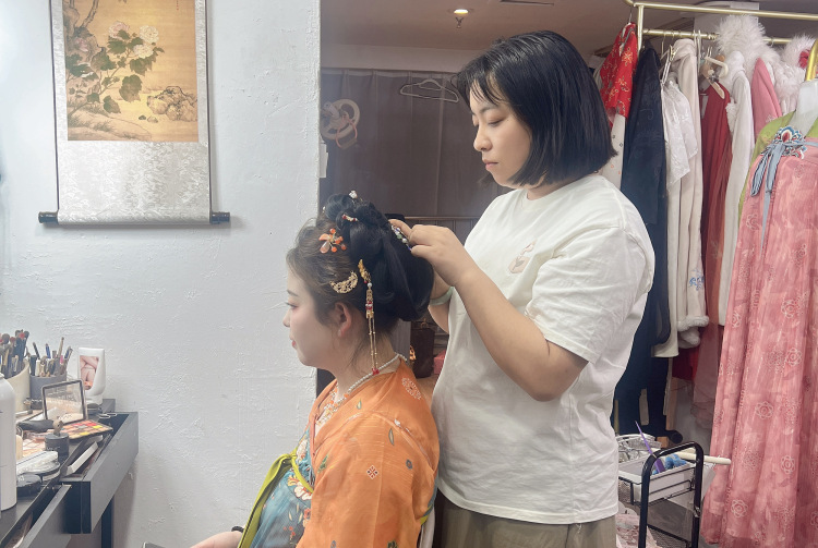 青春不打烊丨在热爱的汉服沃土中 “两朵小花”正尽情绽放