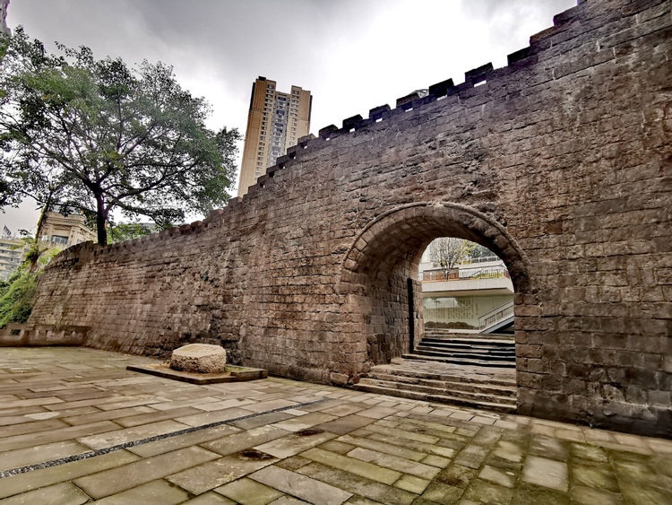 文化中国行·长江之歌 | 江水奔涌，古城墙边听历史涛声