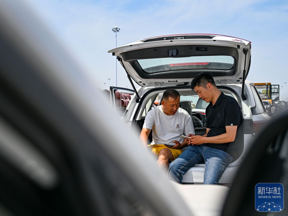 新华全媒+｜在霍尔果斯，这群人让国产新能源汽车“跑”向中亚