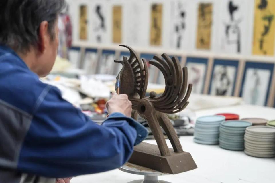 韩美林雕塑《天马》“从天而降”， 昂首伫立天津大学冯骥才文学艺术研究院博物馆主入口