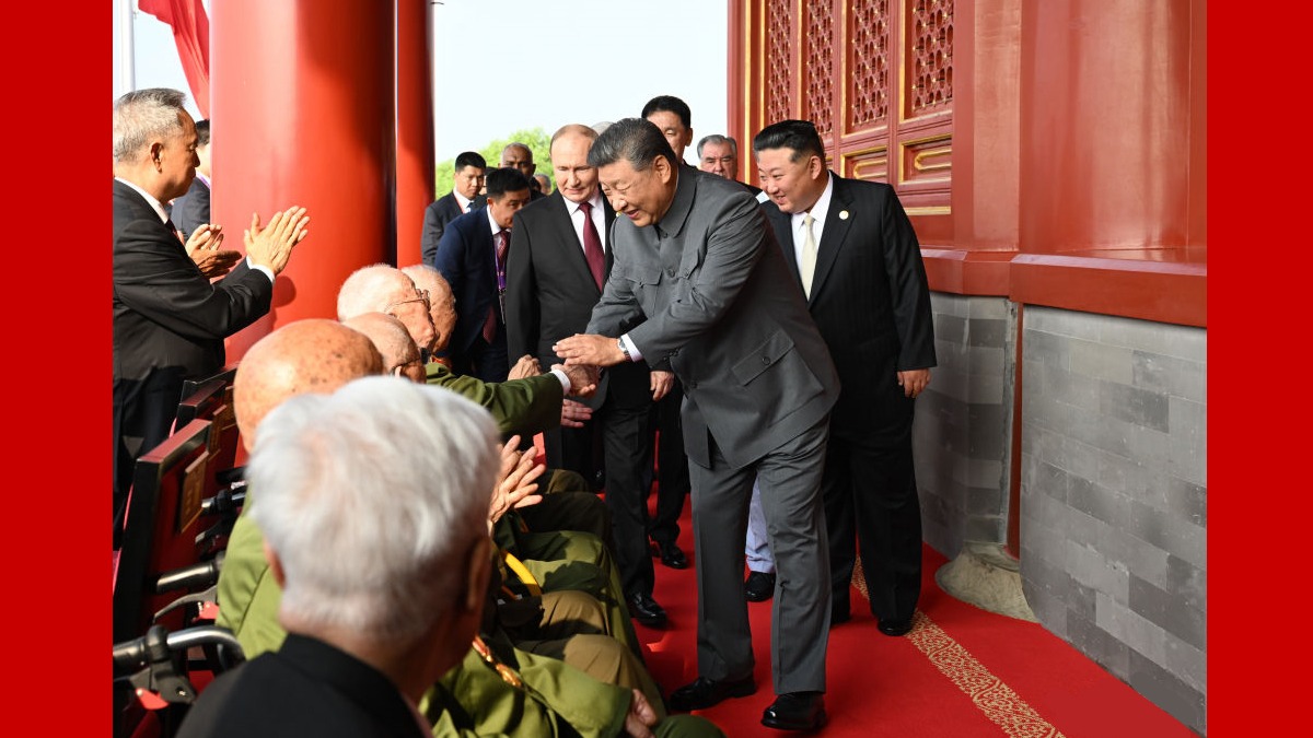 致敬英雄！习近平与天安门城楼观礼席的抗战老兵亲切握手_fororder_e81b1938d67a4d558cab1a2572fc4ed0.1200x675