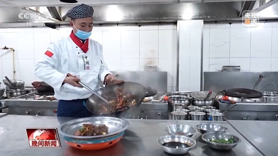 文化中国行·青春匠心丨三位厨师三种火候 掌勺之间现匠心