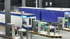 新疆公路口岸首条“快捷通道”在霍尔果斯启用_fororder_01