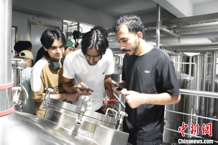 上合组织国家留学生探访山东青岛体验“智造”魅力