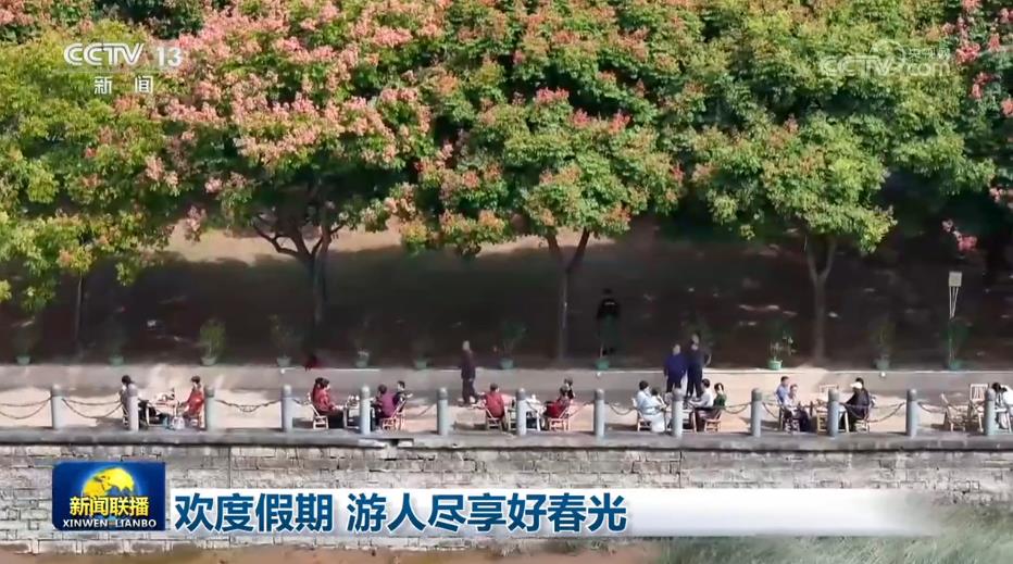 欢度假期 游人尽享好春光
