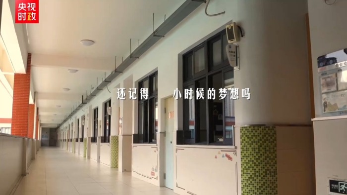 时政微纪录丨“自古英雄出少年” 总书记心中的温柔牵挂