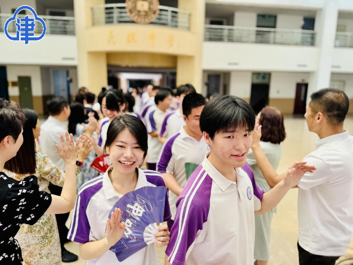 温情“最后一课”：击掌壮行 赠饮定胜
