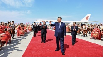 新时代治疆方略在新疆绽放团结繁荣之花_fororder_时政红底(5)