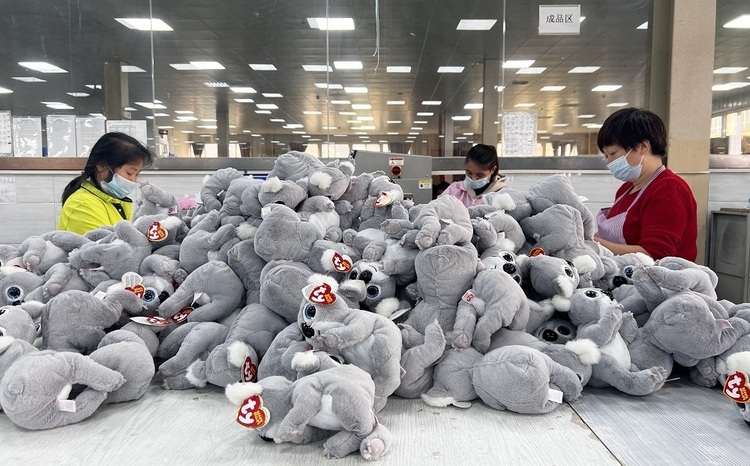 家门口的世界丨小玩具走向世界大舞台——每年上亿只毛绒玩具从这里销往全球
