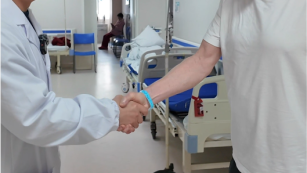 Swift Meniscus Surgery Amazes Canadian Patient at Yichang Hospital_fororder_f0e8091079081afaeef3eb0e8425db64