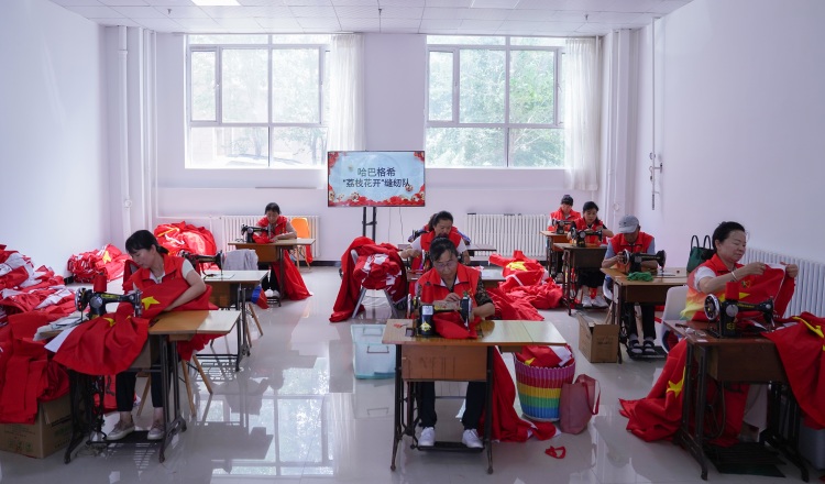 “我为国庆‘缝’国旗”_fororder_微信图片_20250711180313