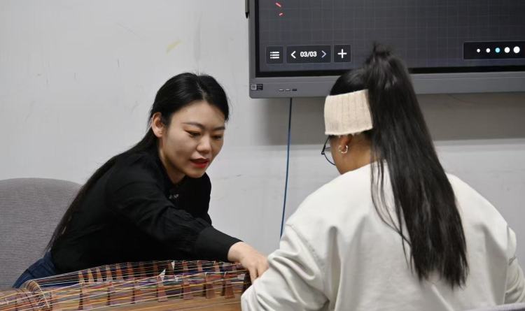 资讯有故事丨当外国留学生爱上中华筝 奏出怎样的“国际范儿”？