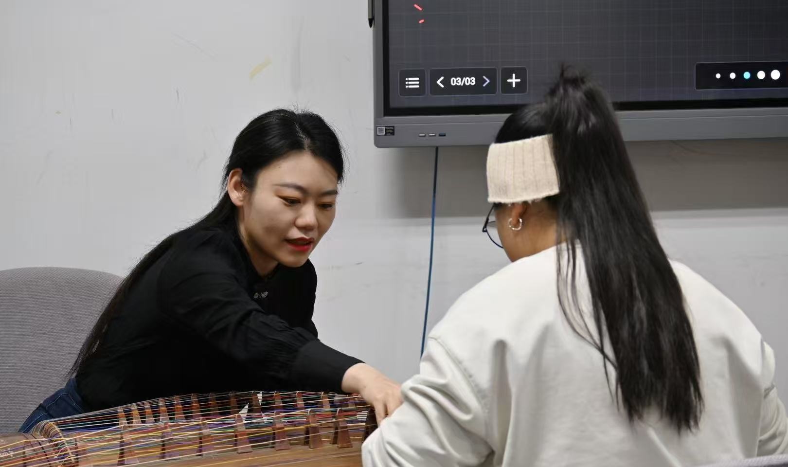 资讯有故事丨当外国留学生爱上中华筝 奏出怎样的“国际范儿”？