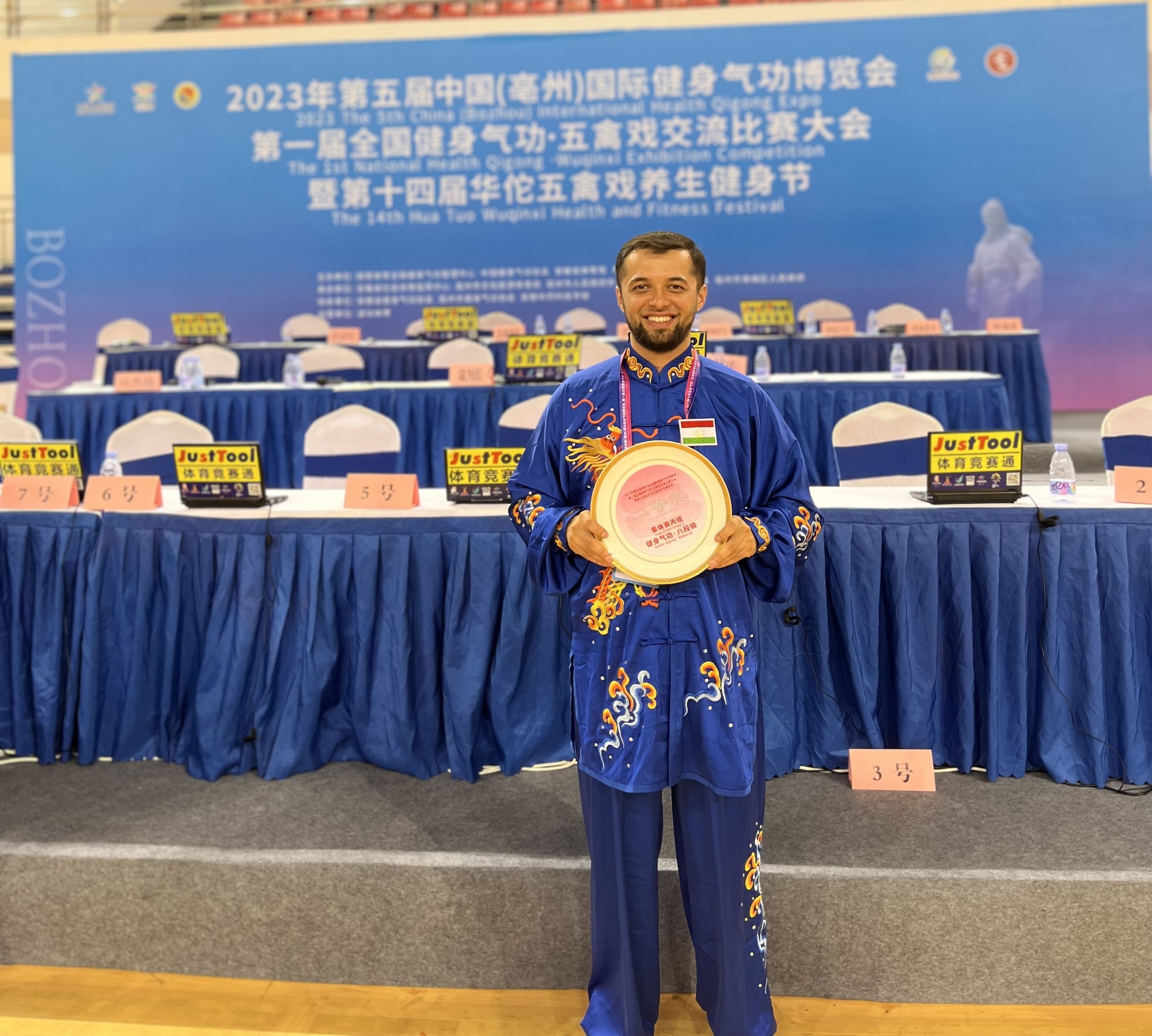 资讯有故事丨练中国功夫、学针灸推拿……塔吉克斯坦青年爱上中国文化