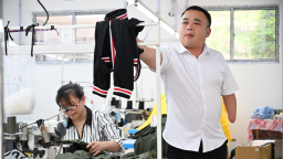 全国助残日丨单手绣“华服” 情暖助残路