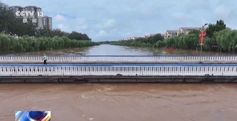 河北三河因强降雨紧急转移超5万人 来看安置点里的24小时守护