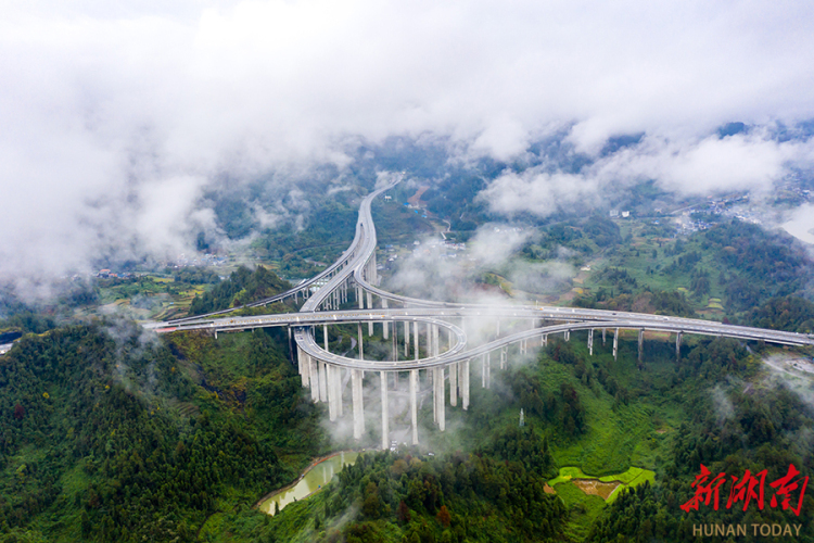 湖南吉首：云海涌高速_fororder_微信图片_3