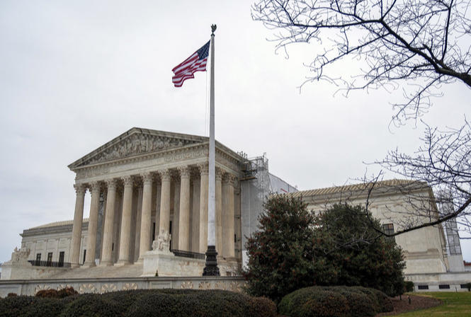美最高法院就政府关税政策合法性展开辩论