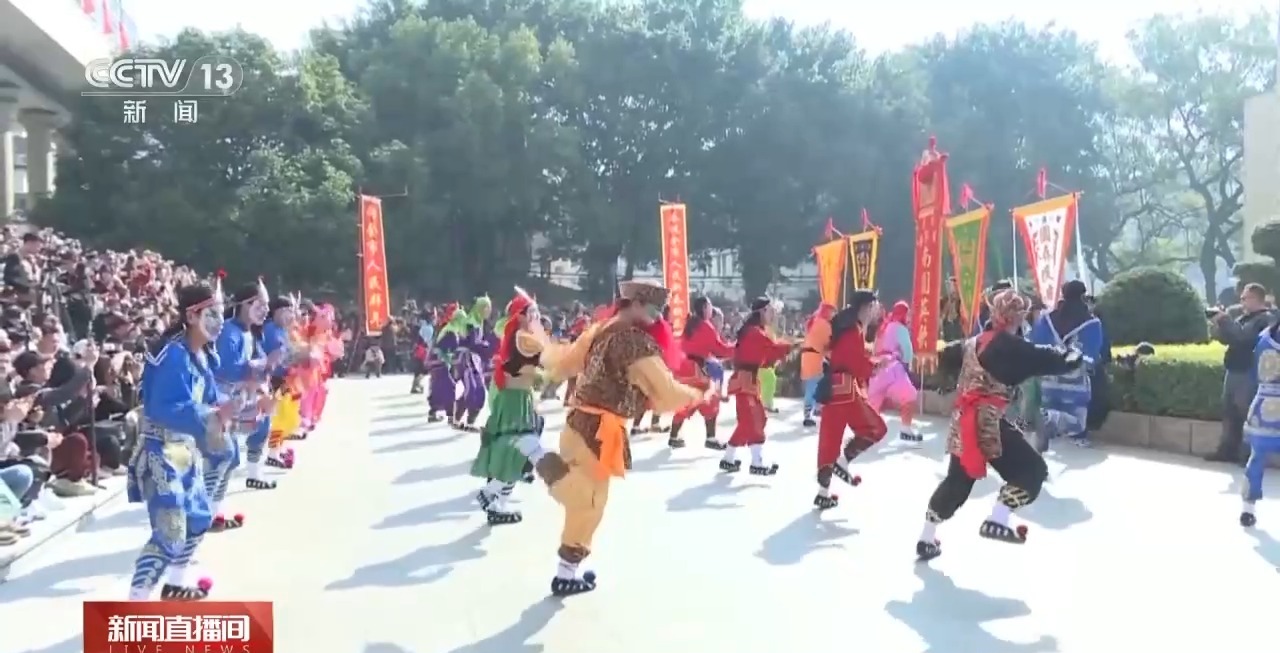 扬起红绸 挥舞英歌槌 他们让传统舞蹈绽放新华彩