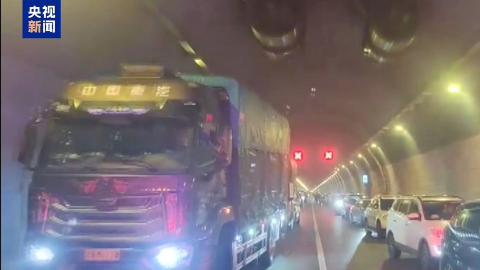 1.7公斤病重女婴急救途中遇堵车 司机齐刷刷45°角转向让出生命通道