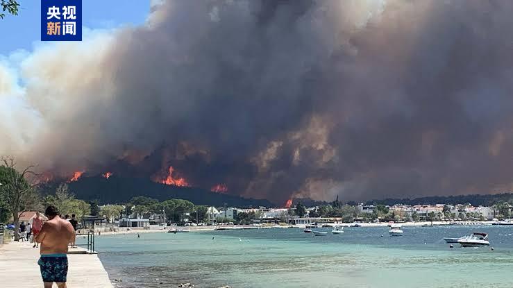 受森林火灾影响 土耳其达达尼尔海峡单向封航