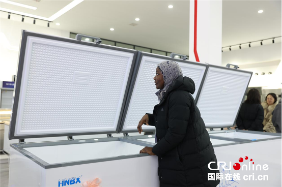 من "منتجات التبريد في محافظة مينتشيوان" إلى "عاصمة أحذية في محافظة سيويشيان": مشاهير الإنترنت العالميون يهتفون "التصنيع الصيني رائع"