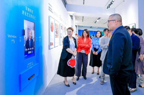 艺术与公益碰撞，伊利携手新周刊与青年艺术家“让美好发声”