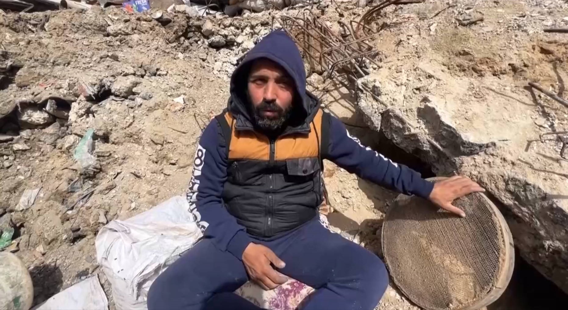 听鉴世界 | 徒手筛沙 加沙平民在绝望中寻找遇难家人遗骨