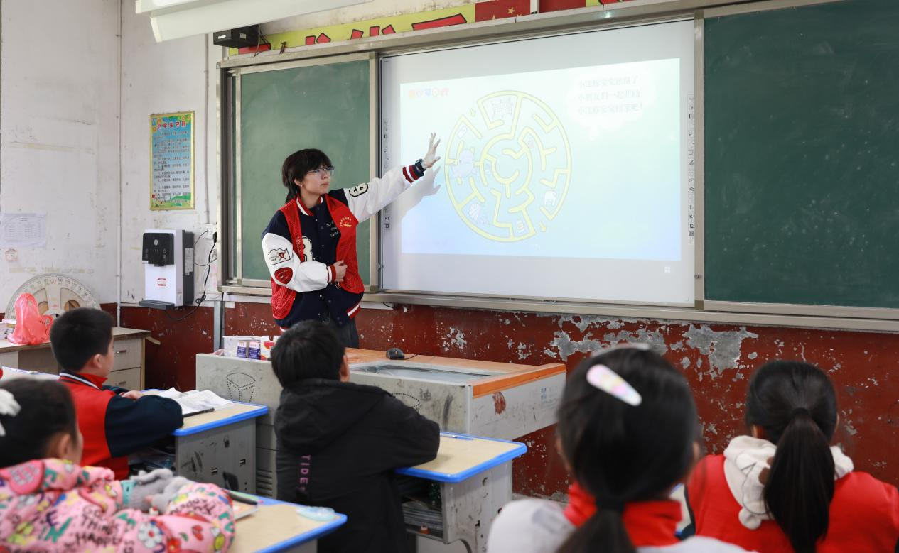 湖南衡山县17名选调生组成宣讲团 开展青少年生态文明宣讲活动
