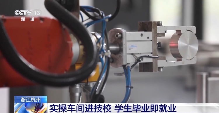 实操车间进校园 取快递顺便找工作……小妙招打开就业大空间