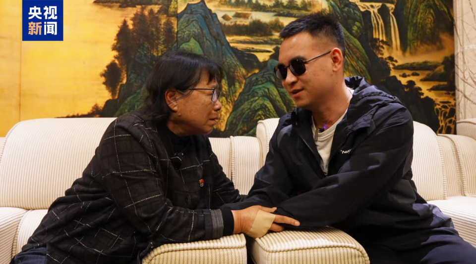 视频丨见到杜富国，张桂梅老师心疼得哭了