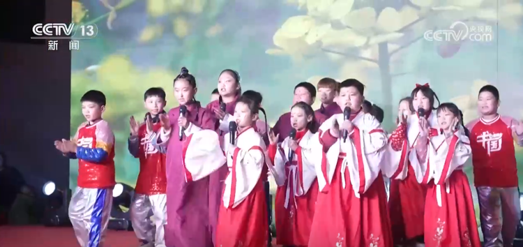 自导自演迎新春 歌唱当代好生活!火热“村晚”点亮春节“仪式感”