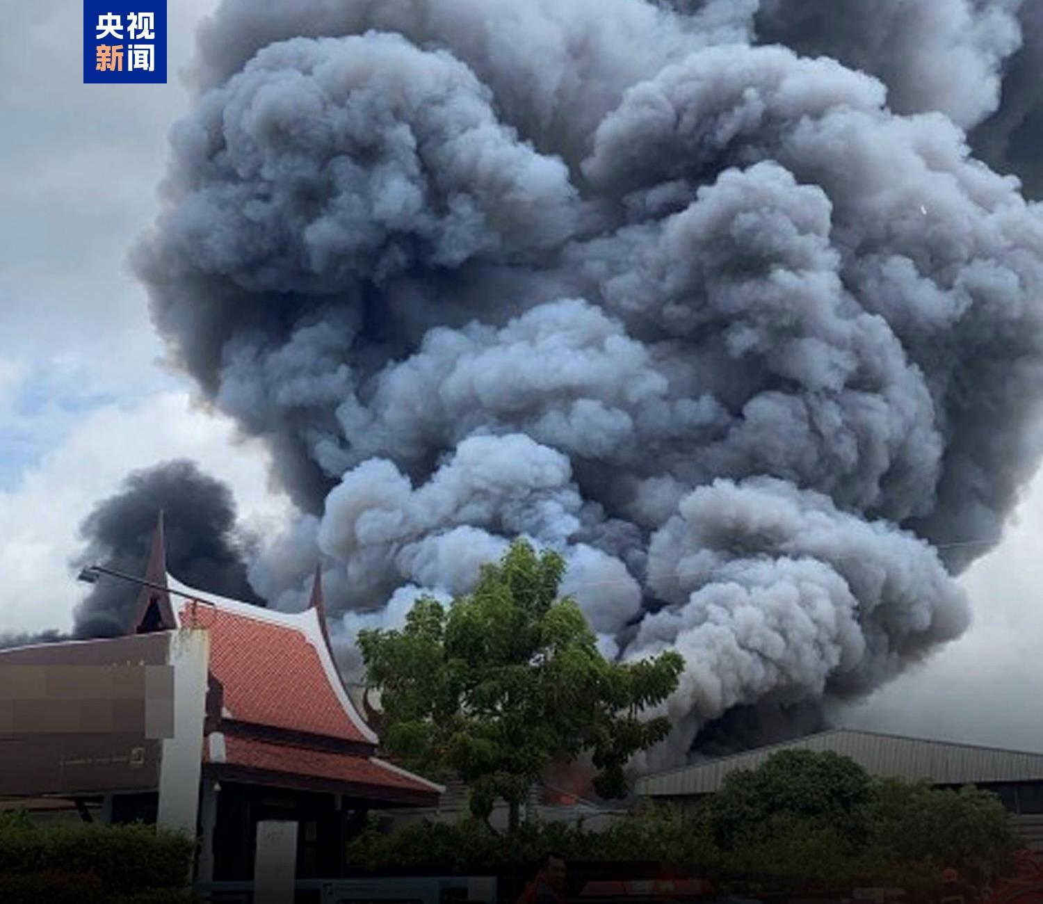 泰国一纸厂发生火灾 已致1死20伤