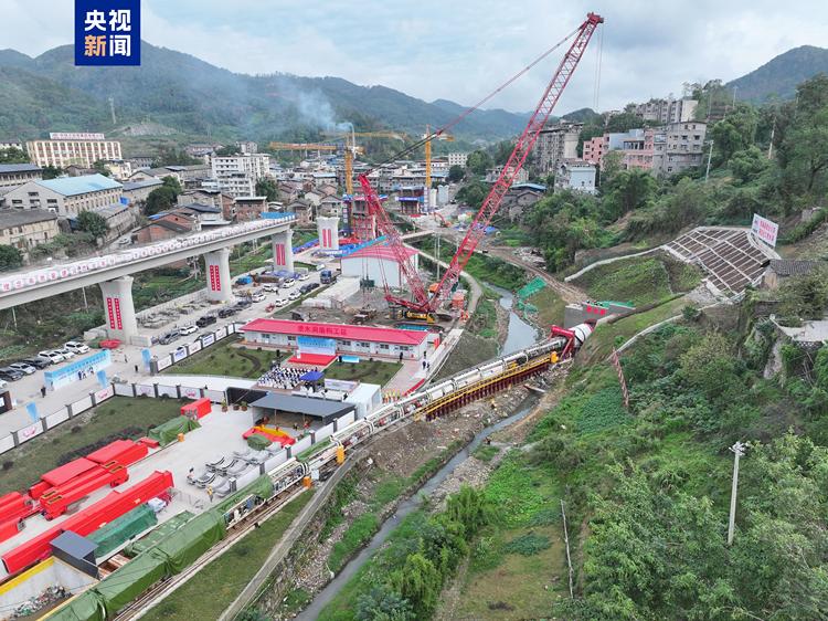 西渝高铁合川东隧道出口泄水洞盾构施工正式始发