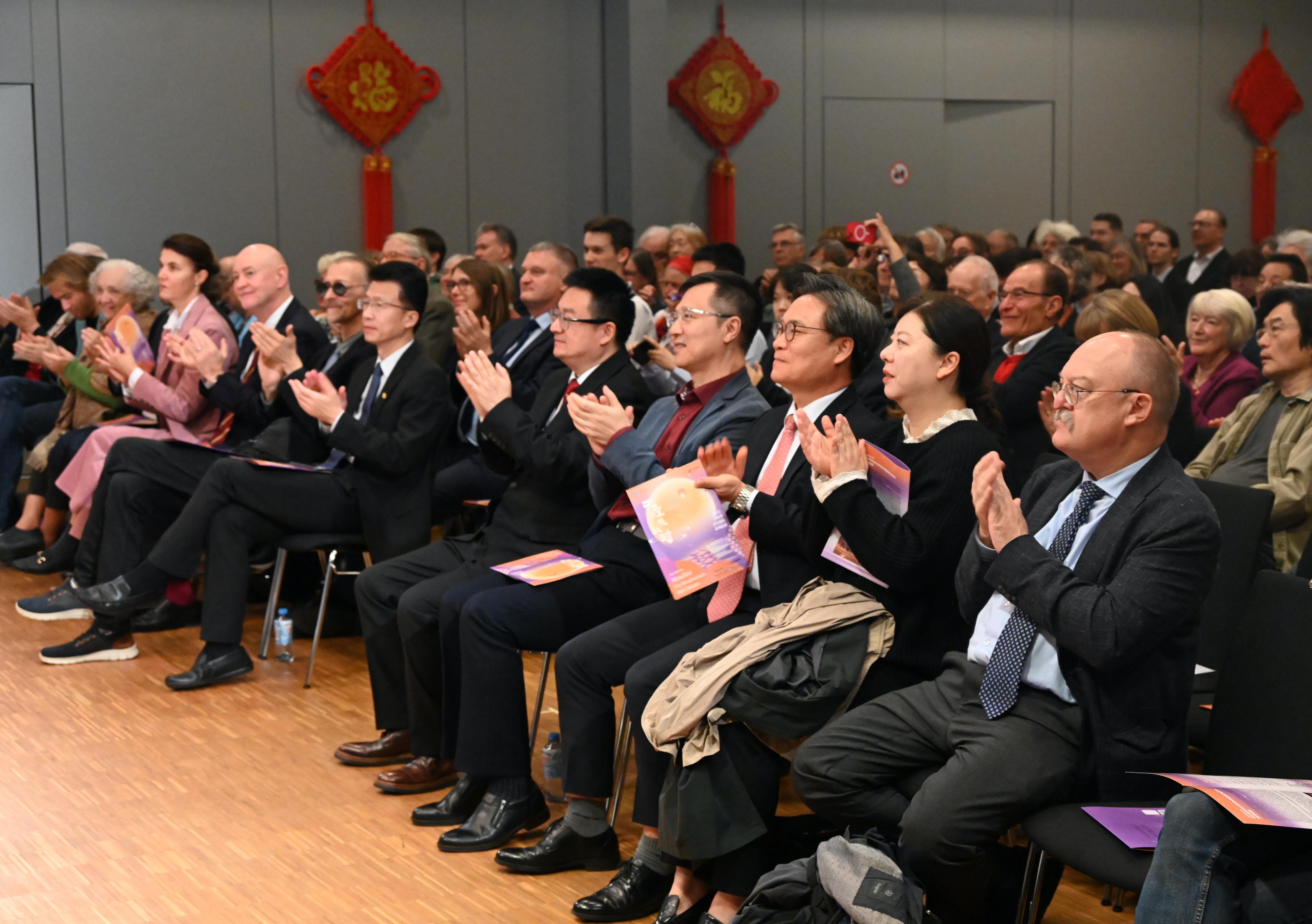 中外民众在“天涯共此时” 交响乐声中共庆中秋_fororder_2