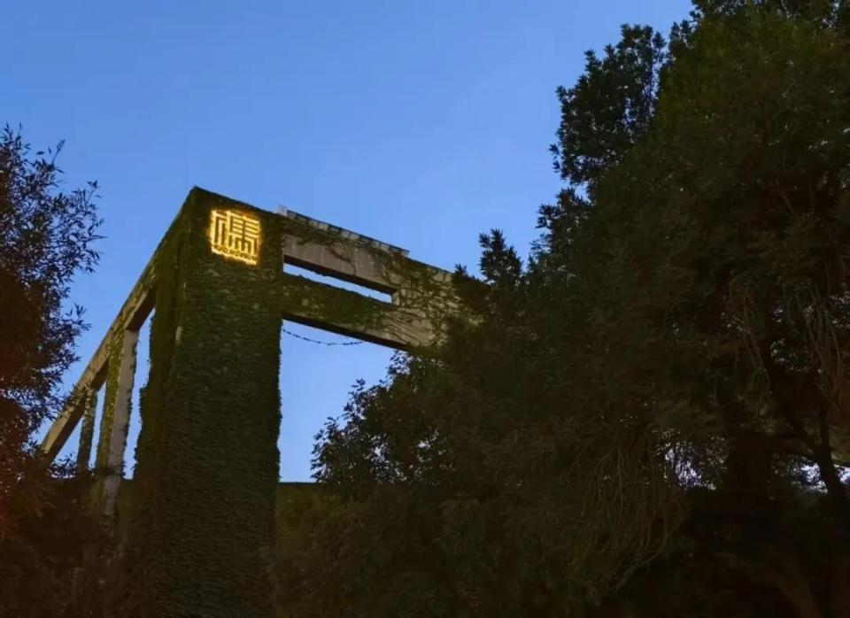韩美林雕塑《天马》“从天而降”， 昂首伫立天津大学冯骥才文学艺术研究院博物馆主入口