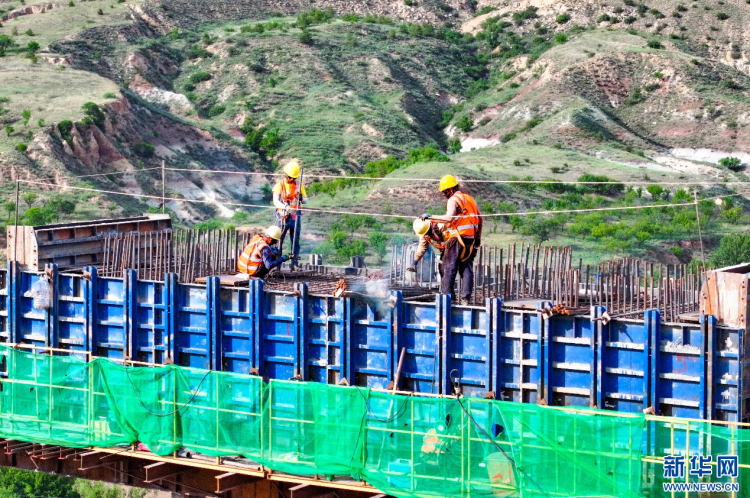 内蒙古鄂尔多斯：纳龙高速公路加紧建设_fororder_10