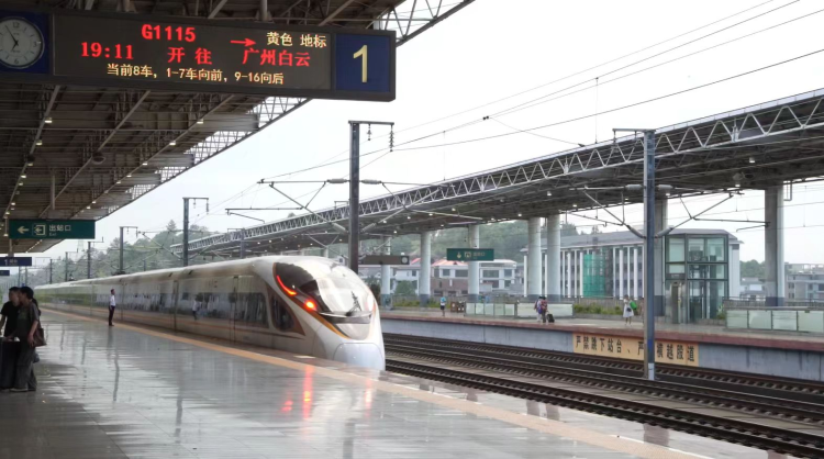 广州大雨致火车停运 湖南耒阳快速转运3000旅客_fororder_图片5