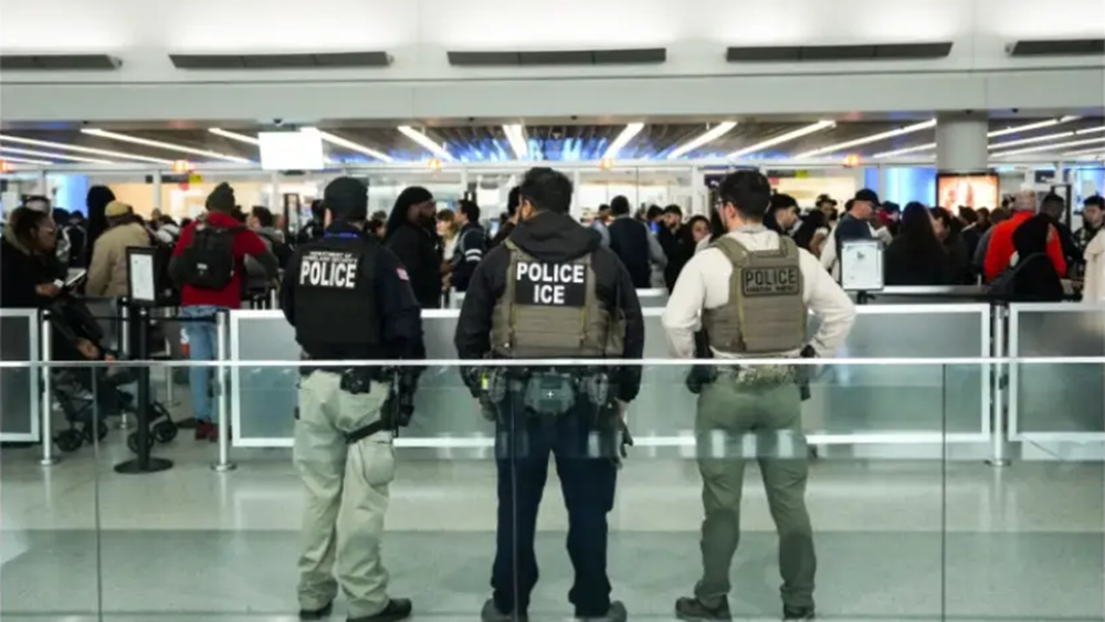 ICE入驻机场在美引发焦虑 执法乱象与虚假视频交织传播_fororder_170aaa4b1f27471f8740566bcb5b7668_副本