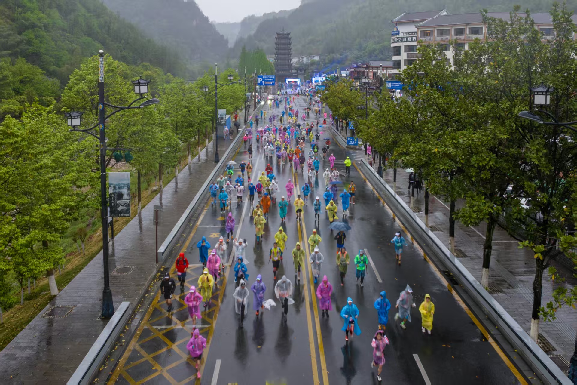 湖南张家界举行百公里越野挑战赛_fororder_微信图片_20250414145540