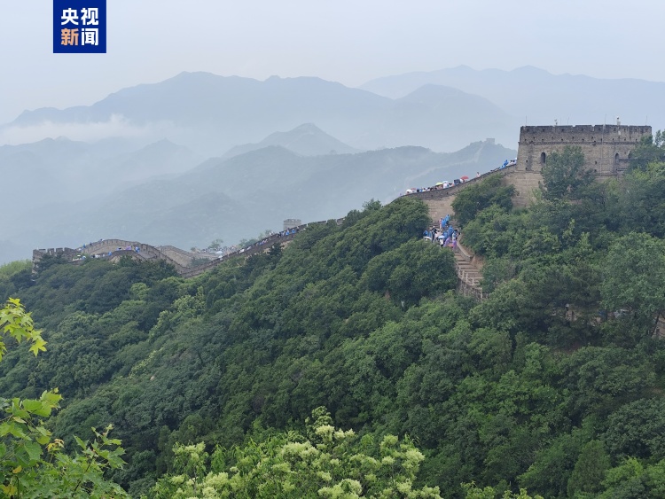 端午假期第一天 来八达岭长城看雨后“水墨丹青”