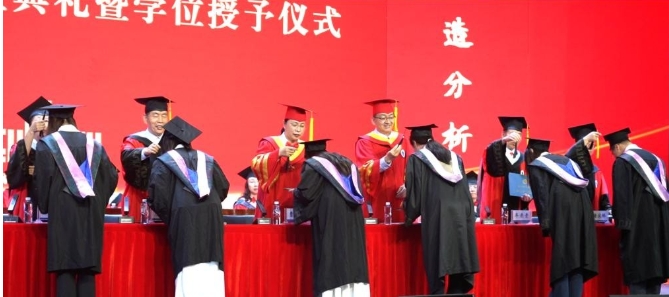 兰州城市学院举行2025届学生毕业典礼暨学位授予仪式_fororder_屏幕截图_26-6-2025_111150_www.toutiao.com